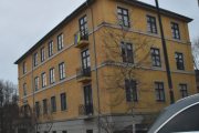 Gyldenløves gate 27 er fra 1925 og arkitekt var Paul Norr, bilde er tatt fra Schives gate og hovedfasaden er mot  Arno Bergs plass