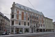 Henrik Ibsens gate 26 er fra 1895 og arkitekt var Herman Backer. Den har adressen Arbins gate 1 også, og her er nok stikkordet Ibsenmuséet