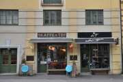 Jacob Aalls gate 17. Her ligger Lille Valkyrien Kaffe og Tehus som ble til i august 2012,  som en mindre utgave til den gamle og kjente Valkyrien Kaffeforretning i Vinkelgården på Majorstuen