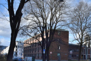 Suhms gate 1A er et bygg i funkisstil fra 1960, rett bak ser vi litt av Døvekirken i Oslo som ligger i Fagerborggata 12 og er fra 1974