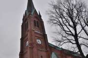 Uranienborg kirke. Kirken er en treskipet langkirke tegnet av Balthazar Lange i en nygotisk stil og ble vigslet den 22 desember 1886 og hadde da 1020 sitteplasser