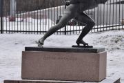 Frogner stadion. Her står det også en statue av Oscar Mathisen som var en stor skøyteløper som representerte Kristiania Skøiteklub. I 1959 ble statuen reist av Oslo Skøiteklub for innsamlede midler, og plassert ved Frogner stadion