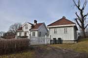 Frognerparken - Frogner Hovedgård. På tide med et bilde av Kuskeboligen fra en annen vinkel. Bilde er tatt i mars 2025