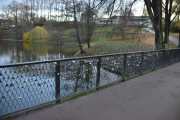 Frognerparken. Broen over Frognerelva. Joda, det er samme broen. Jeg tok dette bilde i november 2021, og på det gamle bilde så var ikke Herregårdskroen der. Den ble åpnet 7 Mai 1960