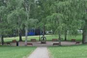 Frognerparken. Når du har et bilde av din mor i 1957 ved en skulptur, så går jeg rundt og leter. Jeg fant den, hvorfor har jeg ikke sett den før?