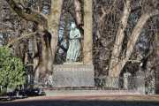 Slottsparken. Her står statuen som  Gustav Vigeland har laget av Camilla Collett, jeg tror den heter "I storm" eller "Camilla Collett-monumentet". Det var Norsk Kvinnesaksforening som stod for oppdraget og den stod ferdig i 1911