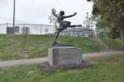 Frogner stadion. Her ser vi statuen av Sonja Henie som ble reist i 1986, og her er det så mye historie som du kan finne ut av selv