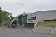Frogner stadion. Men det er en hall til her, det er Majorstuen Flerbrukshall som åpnet i januar 2023. Begge hallene har felles inngangsparti, derfor denne forvirringen. Majorstuen flerbrukshall er bygd under bakken, derfor ser du den ikke
