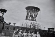Frognerparken 1951. Min mor til høyre står foran "Fontenen" bare 16 år gammel sammen med noen klassevenninner
