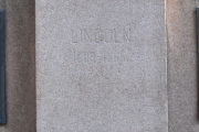 Frognerparken. Ved jubileet i 1914 ble det satt opp et monument over Abraham Lincoln: Det var en gave fra norsk-amerikanere og ble i 1999 flyttet til plenen nedenfor paviljongen. Så hvor stod denne før, fant jeg ikke ut av