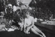 Frognerparken - Frognerbadet. Bilde av mor og søster er tatt i slutten av 1960 åra, og her ser du stupetårnet i bakgrunnen