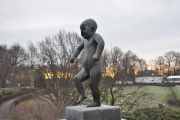 Frognerparken. Der finner du Sinnataggen som forestiller en liten, sint gutt og regnes som Gustav Vigelands mest kjente skulptur fra rundt 1928