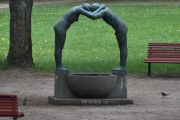 Frognerparken. Endelig, dette er enkeltverket "Ung gutt og pike over en brønn" fra 1939 som Gustav Vigeland lagde