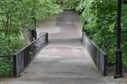 Frognerparken. Broen over Frognerelva. Jeg står her i mai 2024 og vet enda ikke hvor gammel broen er. Er den fra rundt 1914 eller er den eldre?