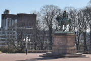 Slottsparken. Karl Johan-monumentet ser du her, det er en rytterstatue av den svensk-norske kongen Karl III Johan