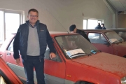Stolt kjøper at 3 Renault 5. Og jeg tok bilde av han, og han smiler.