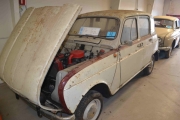 Renault 4 med panseret åpent