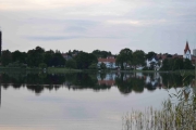 Mandag - kvelden siger innpå og det er stille på elven