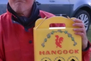 Loddpremie nr. 2 er en eske med 3 stk. Hancock øl 70 cl 8,1%