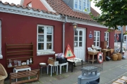 Søndag - det var en veldig spennende butikk med små lokaler stapp full av saker og ting