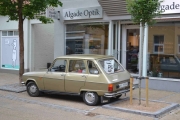 Fredag - lukeparkering er en selvfølge med en liten Renault 6