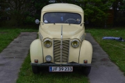 Fredag - sannelig er det en gammel Renault Juvaquatre