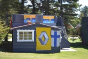 Lørdag - måtte bare tilbake og ta et bilde av den finske hytta i solskinn