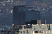 Det mørke skumle bygget bak der holder Sopra Stena til leser jeg på skiltet. De driver blant annet med omfattende tjenesteporteføljer innen digitalisering. Ikke langt unna Stortinget