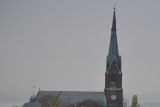 Morgen og morgen, klokken er da nesten 11 før jeg har tid til og gå på taket. Hvilken kirke er dette? Begynner på U :-). Har en asjett på kjøkkenbordet hvor det står at kirken ble innviet 22 desember 1886
