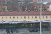 Men så dere bygningene bak tribunen? Der ser vi noen pene og fine bygninger fra 1930 åra. Og det kan vi takke Arkitektene Nicolai Beer og Egil Haanshus for