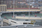Men beklager, jeg ramler tilbake til Bislett stadion. Det er jo et av Norges kjente idrettsanlegg og har et areal på 18 000 m2 som kan romme 15 000 personer i dag. Stadion oppfyller nå de internasjonale kravene som må til, enn så lenge