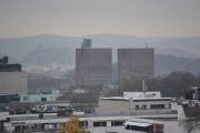 Vi kan også se Rådhuset herfra, og tårnene er ikke like høye. Det ene er 63 og det andre er 66 meter