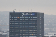 Før kalte vi det SAS hotellet som kom opp i 1975. Men er det noen som husker hvilken skole det var som lå på tomta før? Begynner på to ord, A og V :-)