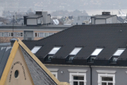Men her blir det litt interessant, Skjæra på taket til høyre og bygget til venstre med skriften på. Det er studenterhjemmet som er landets eldste og ble ofte kalt Sollandet.