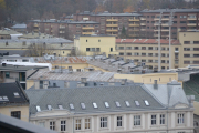 Vi ser funkisblokkene på Doublougløkka i bakgrunnen, og her harmonerer takhøyden. Men ser dere det samme som meg?