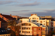 Her skinner den rett imot husveggene