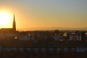 Jeg snur meg rundt mot solen igjen og ser solen mot Uranienborg kirke