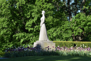 Statuen av Dronning Maud ble avduket av Kong Olav i 1959, samme året som jeg ble født det