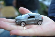 Fredag. Og tro det eller ei, standen ved siden av hadde en Renault til salgs