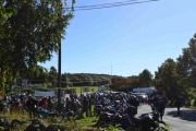 Lørdag. Klokken har passert 12 og det skjer mye utenfor inngangen også. Her samler motorsykkel folket seg tydeligvis