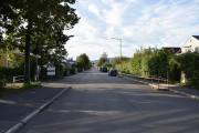 Nå har vi gått av bussen på Simensbråten og står midt i Stamhusveien og tar et bilde retning Ekeberg