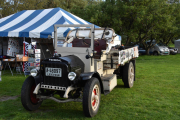 Her dukker det opp en spesiell bil og jeg fikk en lang historie om bilen som nå er satt i stand. Det er en Federal Lastebil fra 1919. Vi tar en tur til den litt senere