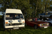 Men nå har vi to biler vi skal dokumentere, vi begynner fra venstre. Det er en Volkswagen LT31D fra 1985. Den til høyre er en Volvo 144 fra 1974. Vi skal hilse på eieren litt senere i kveld