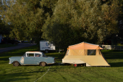 Bilen nederst på plassen er en Opel og campingvognen må du lete langt etter. Resten må du gjette selv