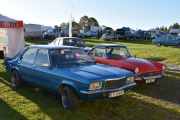 Men vi kan registrere et par biler i morgensolen, den til venstre er en Vauxhall VX 2300 fra 1978 og den røde til høyre er en Sunbeam Serie B fra 1965