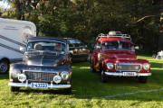 To voksne karer, vi begynner som vanlig fra venstre. Det er en Volvo P-11151 PV 544 fra 1963 og til høyre en Volvo P 544 Sport som er en 1961 modell