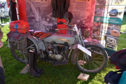 Den stod litt kinkig til, men vi klarer den. Vi ser på en Harley Davidson 16F fra 1916