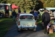 Det kommer flere biler som skal inn på klubb område, her ser vi et par Ford Anglia-er. Vi skal ta en titt på dem litt senere