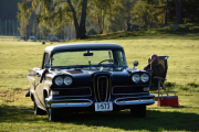 Finbilplassen begynner å fylles opp men det står en her litt bortenfor jeg ble nysgjerrig på. Det står Edsel på grillen men når jeg søker den opp heter den Ford Ranchero og er fra 1957. Det er faktisk en varebil hvis du ser på planet bak