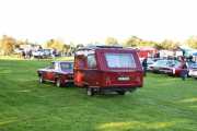 Kommer en til på plassen, jeg gjetter at bilen er en Ford 17M og campingvogna er en Niewiadow N-126B fra 1979